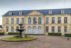 Il Palazzo di Giustizia nel centro storico di Nevers, Francia.
