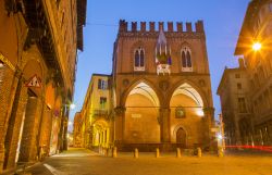Il palazzo gotico della Mercanzia a Bologna al mattino presto (Emilia-Romagna). Detto anche Loggia dei Mercanti, è oggi sede della Camera di Commercio.
