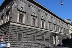 Il Palazzo Gravina a Napoli è servito come locatin di ripresa nella fiction TV l'amica geniale - © Miguel Hermoso Cuesta, CC BY-SA 4.0, Wikipedia