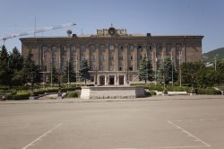 Il palazzo presidenziale a Step'anakert, Nagorno Karabakh. Questa località è costituita da una comunità urbana di circa 60 mila abitanti (tutti di origine armena) situata ...