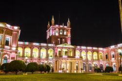 Il palazzo presidenziale Lopez by night a Asuncion, Paraguay.
