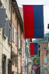 Il palio di Cagli: le bandiere dei Rioni nel centro storico del borgo delle Marche