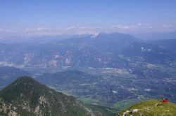 Il panorama che si gode dalla cima del Monte Roen in Trentino, con vista sulla Val di Non, la Val d'Adige e le Dolomiti