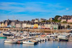 Il panorama del borgo costiero di Camaret-sur-Mer in Bretagna, Francia. - © travellight / Shutterstock.com
