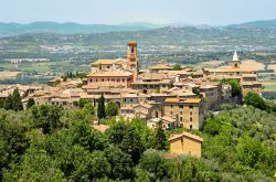 Il panorama del borgo di Bettona in Umbria