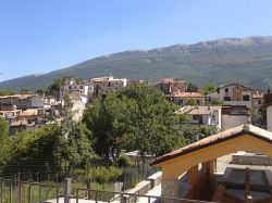 Il panorama del centro di Villavallelonga tra le montagne dell'Abruzzo
