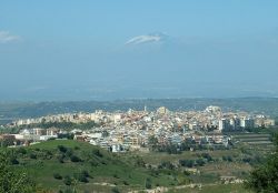 Il panorama di Carlentini in Sicilia - © Azotoliquido - CC BY-SA 3.0, Wikipedia