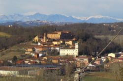 Il Panorama di Monale, il piccolo borgo vicino ad Asti in Piemonte - © MarcoLol9, CC BY-SA 3.0, Wikipedia