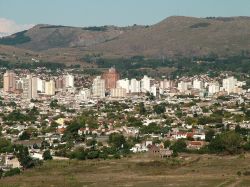 Il panorama di Tandil in Argentina, visto dalla Piedra Movediza - ©  CC BY 2.5, Wikipedia
