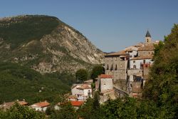 Il piccolo villaggio di Castel San Vincenzo in provincia di Isernia in Molise