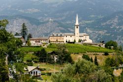 Il piccolo villaggio di Introd, Valle d'Aosta. Questo paesino agricolo fu feudo dei baroni di Sarriod di cui si conserva un castello del 1260 - © Taesik Park / Shutterstock.com