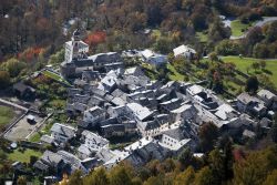 Il pittoresco borgo di Soglio, Canton Grigioni, fotografato dall'alto (Svizzera).



