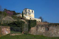 Il Pompejanum ad Aschaffenburg sulla sponda del Meno, Germania. Re Ludwig I° di Baviera si innamorò a tal punto di questa cittadina da farvi costruire un luogo di cultura che si ispirasse ...