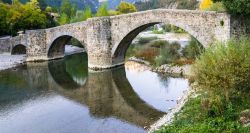 Il ponte antico di Burgui villaggio della Navarra in Spagna