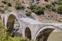 Il ponte bizantino a Iasmos, Tracia, Grecia. E' il più grande ponte in pietra della Tracia: si trova fra i villaggi di Iasmos e di Polianthos sul fiume Kompsatos.




