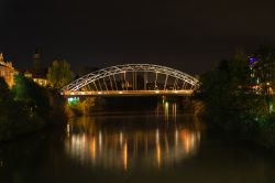 Il ponte in ferro sul fiume Regnitz a Bamberga by night, Germania.
