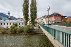 Il ponte sul fiume Drava nel centro storico di Spittal an der Drau, Austria - © Balakate / Shutterstock.com