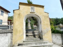 Il Portale che si trova presso la chiesa di Santa Margherita a Testana di Avegno  - © Davide Papalini, CC BY-SA 3.0, Wikipedia