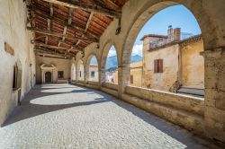 Il porticato di un antico palazzo nel centro di Sermoneta, Lazio - © Stefano_Valeri / Shutterstock.com
