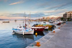Il porticciolo della cittadina di Tino, isola greca delle Cicladi (Tinos) - © Milan Gonda / Shutterstock.com