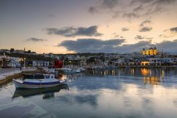 Il porto dell'isola di Lipsi fotografato al crepuscolo, Dodecaneso (Grecia) - © Milan Gonda / Shutterstock.com