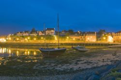 Il porto di Cameret-sur-Mer visto di notte con edifici e hotel illuminati sullo sfondo, Bretagna, Francia.


