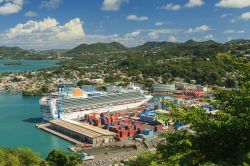 Il porto di Castries a Saint Lucia possiede un terminal per l'attracco delle navi da Crociera. - © ATGImages / Shutterstock.com