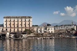 Il Porto di Granatello e la villa del Duca d'Elboeuf a Portici, nei pressi di Napoli in Campania. Sullo sfondo il profilo del vulcano Vesuvio