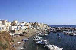 Il porto di Marettimo Isole Egadi.  Le acque cristalline del Mediterraneo lambiscono le coste di questo territorio delle Egadi. Fiore all'occhiello di Marettimo sono le grotte marine, ...