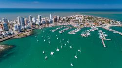 Il porto di Punta del Este visto dall'alto, Uruguay. Questa cittadina sorge sopra una penisola che si immerge nel mare, circondata dall'Oceano Atlantico da un lato e dall'ampio estuario ...