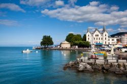 Il porto di Vevey sul lago di Ginevra, Svizzera. Il clima particolarmente mite, i vigneti, il panorama sulle montagne e i battelli a ruota che transitano sul bacino di Lemano (altro nome del ...
