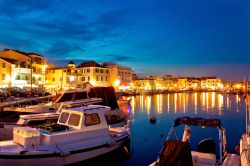 Il porto di Vodice, Croazia, fotografato di notte. Nel centro della località croata si trova una grande marina con oltre 400 ormeggi; ha ottenuto anche la Bandiera Blu grazie all'ottima ...
