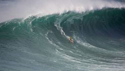Il recordman Garret McNamara alle prese con una gigantesca onda a Nazaré in Portogallo - © Gustavo Miguel Fernandes / Shutterstock.com