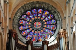 Il rosone (o finestra di Caterina) della cattedrale di Notre Dame a Tournai, Belgio - © Nigar Alizada / Shutterstock.com