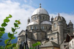 Il Santuario della Madonna del Sangue a Re in Piemonte, Val d'Ossola. Si noti la cupola alta ben 51 metri - © Fabio Caironi / Shutterstock.com