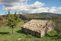 Il santuario delle Tre Vergini nel Parco dei Nebrodi, Sicilia. Siamo nel territorio di Tortorici, in provincia di Messina: qui sorge uno dei luoghi sacri per la gente dei Nebrodi.
