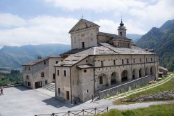 Il santuario di San Magno nella cittadina di Castelmagno, Piemonte. Sorge ad un'altitudine di 1761 metri nella Valle Grana ed è dedicato al santo protettore del bestiame e del pascolo ...