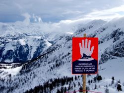 Il segnale di pericolo valanga nello ski resort di Flachau, Alpi austriache.


