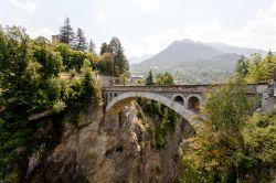 Il suggestivo ponte di Introd, Valle d'Aosta: è considerato un vero e proprio capolavoro architettonico - © Taesik Park / Shutterstock.com