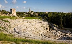 Il teatro greco di Siracusa, Sicilia. Costruito tra i fianchi rocciosi del Colle Temenite, questo teatro è uno dei più belli che l'antichità ci abbia lasciato in eredità. ...