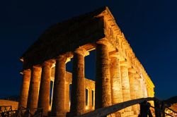 Il tempio dorico di Segesta fotografato di notte