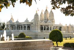 Il tempio indù Shri Swaminarayan Mandir a Houston, Texas, al tramonto. Sorge nel sobborgo di Stafford: venne costruito in 28 mesi di lavoro con 33 mila pezzi di marmo italiano intagliato ...