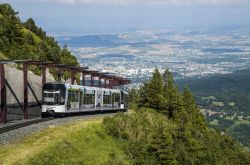 Il treno panoramico che sale al Puy de Dome in Alvernia  - © Rene Manzone