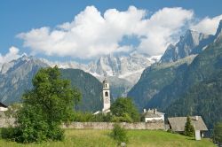 Il vecchio borgo di Soglio con la chiesetta di San Lorenzo, Svizzera.
