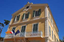 Il vecchio Palazzo Municipale di Bormes-les-Mimosas, in primavera (Francia) - © Pack-Shot / Shutterstock.com