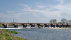 Il vecchio ponte in pietra sulla Loira a Nevers, Francia.
