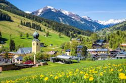 Il villaggio austriaco di Saalbach-Hinterglemm in estate con i prati fioriti e la neve sulla cime delle montagne.
