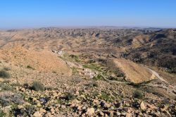 Il villaggio berbero di montagna di Toujane nei pressi di Medenine, Tunisia. E' diviso in due da una valle.
