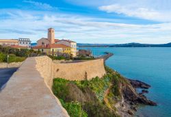 Il villaggio costiero di Talamone sulla costa della Maremma Toscana