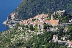 Il villaggio di Eze in Costa Azzurra, Francia, visto dall'alto. Questa meraviglia a picco sul mare si trova sulla "corniche" che da Villefranche porta a Montecarlo. Eze è ...